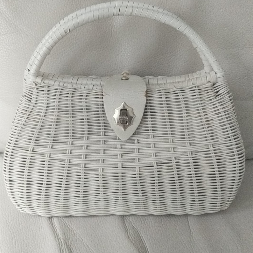 Vintage cream basket-weaved purse.